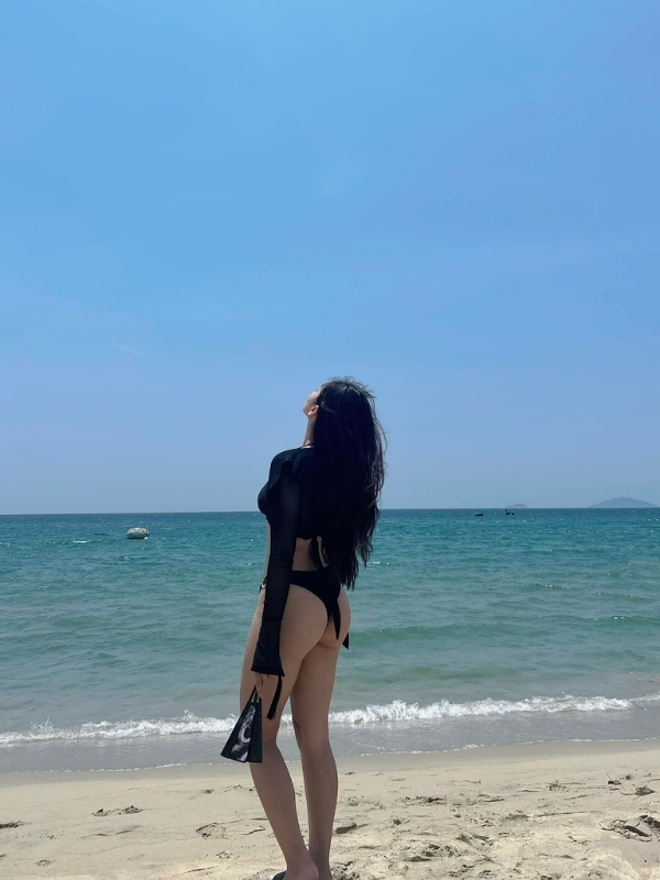 Dáng xoay người, bikini đen thêm nổi bật.