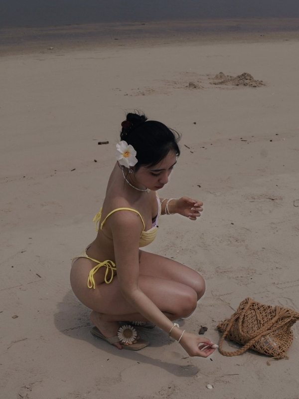 Khoảnh khắc thảnh thơi trên bãi cát.