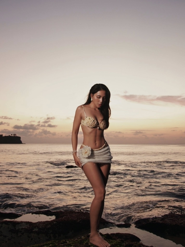 Hoàng hôn tím, ảnh Mỹ Duyên bikini lung linh.