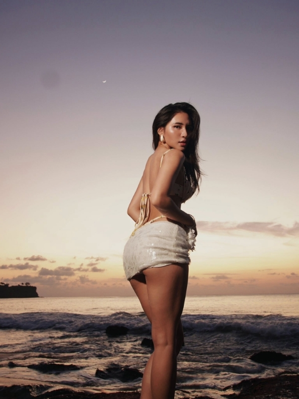 Dáng quay nghiêng, nét gợi cảm tinh tế.