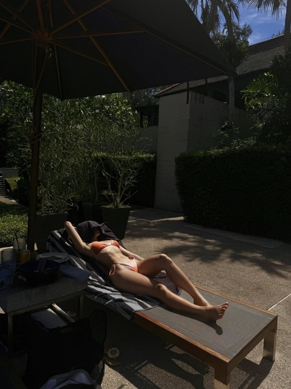 Nghỉ ngơi bên ghế gỗ, gợi cảm tinh tế.