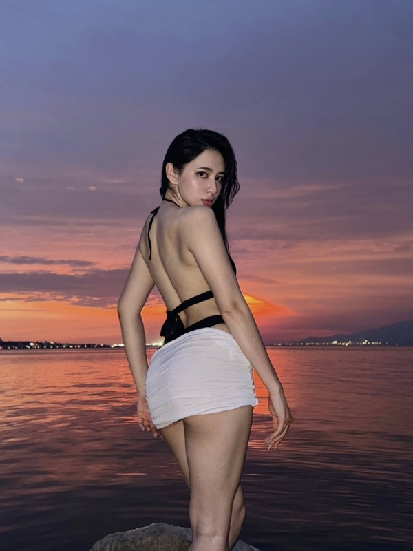 Đứng tựa sóng chiều, ánh nhìn xa xăm.