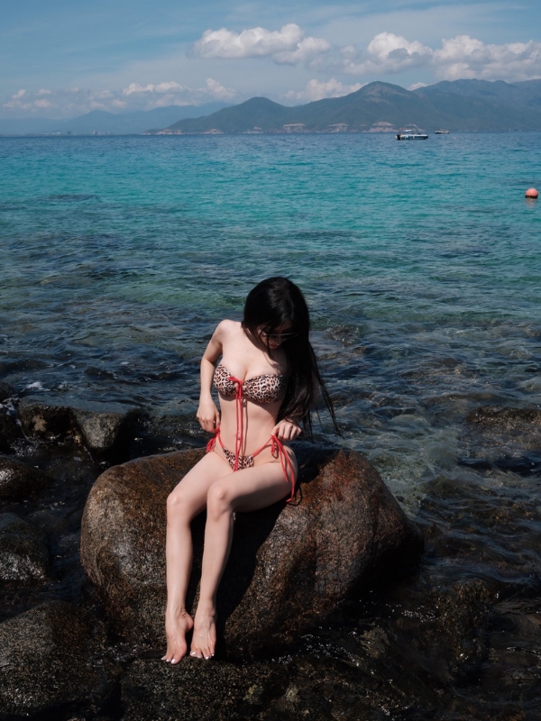 Bikini trắng khoe nét đẹp trong trẻo