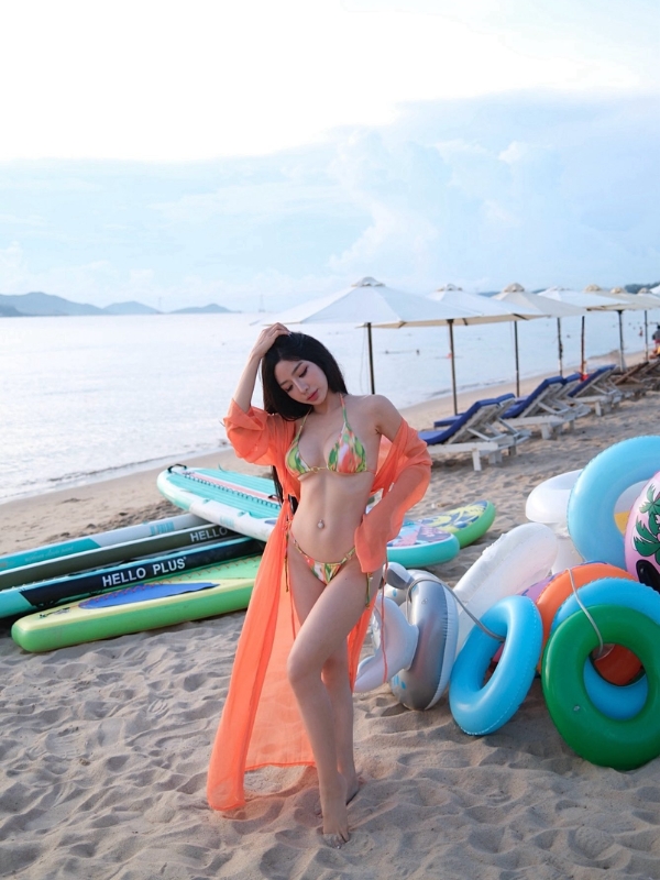 Vẻ đẹp quyến rũ trong bộ bikini cam