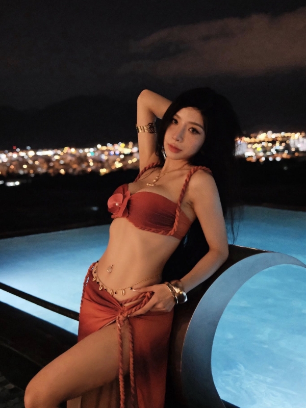Bikini đỏ gợi cảm trong ánh hoàng hôn
