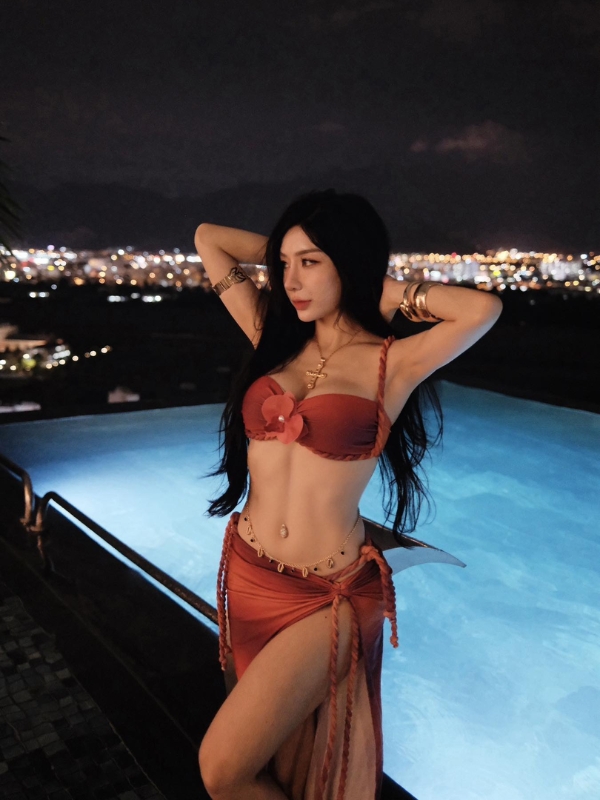 Vẻ đẹp nóng bỏng bên hồ bơi sang trọng