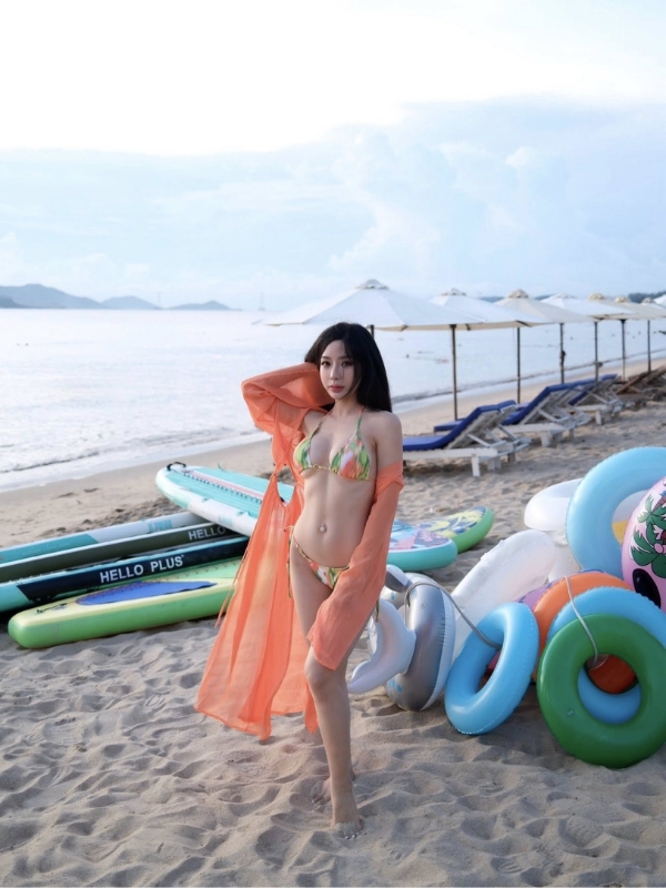 Tự tin khoe dáng dưới ánh nắng vàng