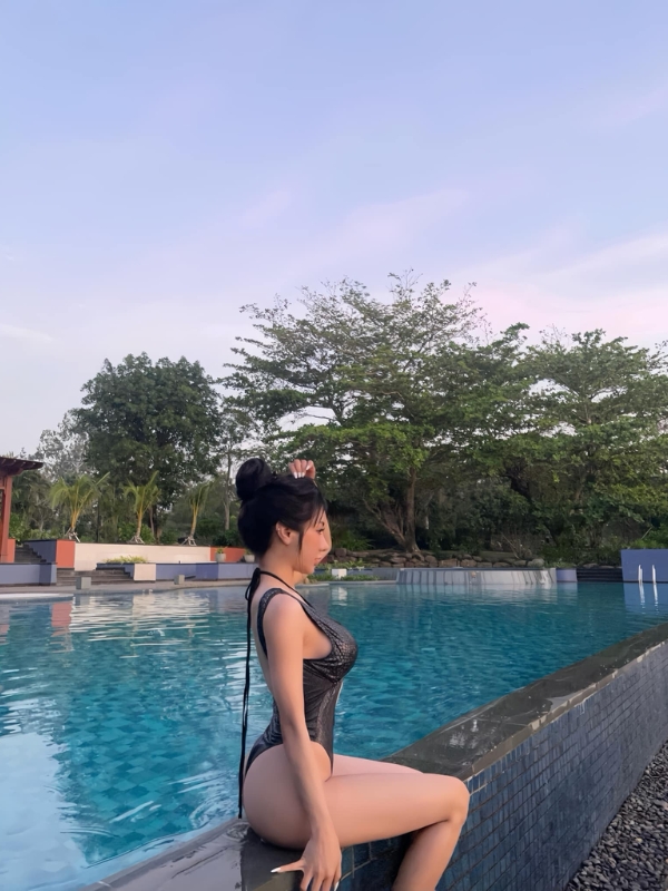 Vẻ đẹp nổi bật trong bộ bikini đen