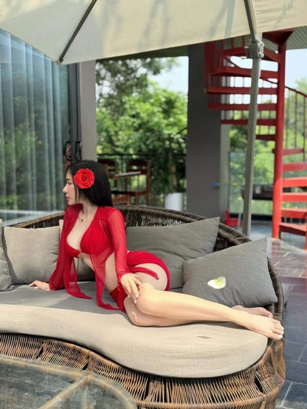 Bikini đỏ khoe dáng gợi cảm đầy tự tin