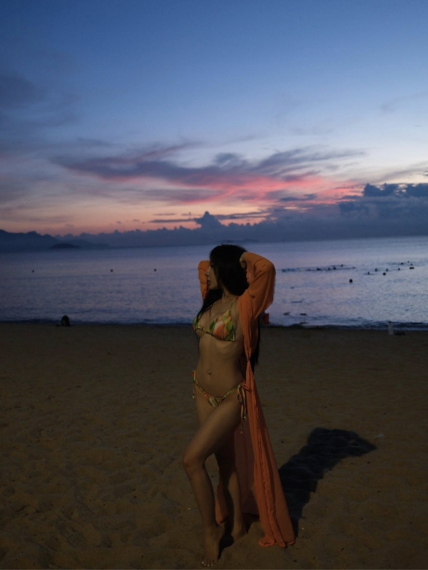 Thần thái cuốn hút dưới hoàng hôn biển