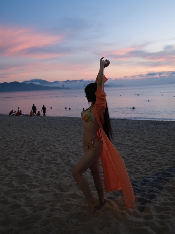 Tạo dáng quyến rũ trên bãi cát vàng