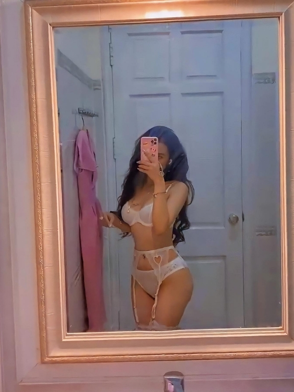 Chụp gương khoe dáng quyến rũ