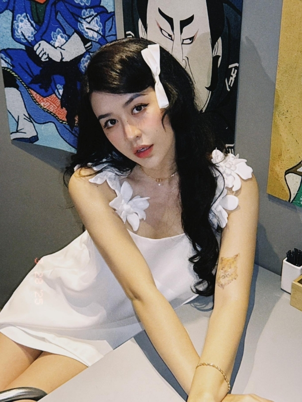 Ánh mắt tinh nghịch, tóc xoăn cổ điển