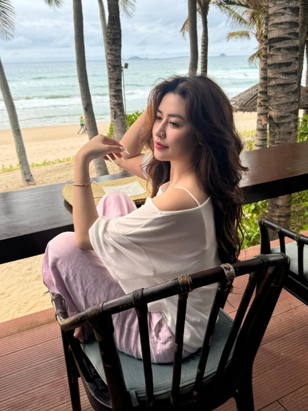 Bên ly cà phê và ánh hoàng hôn