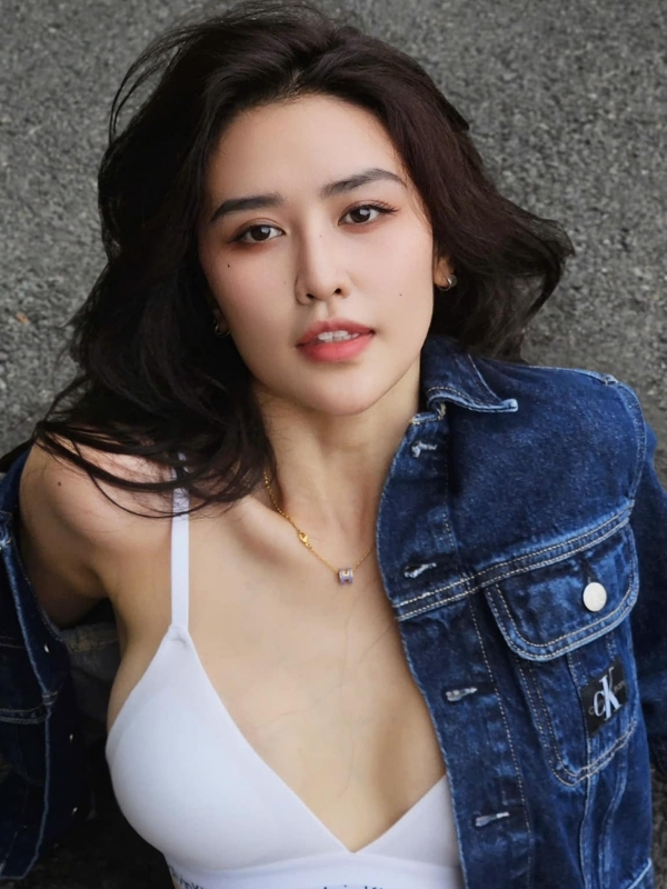 Gương mặt rạng rỡ tựa nắng mai