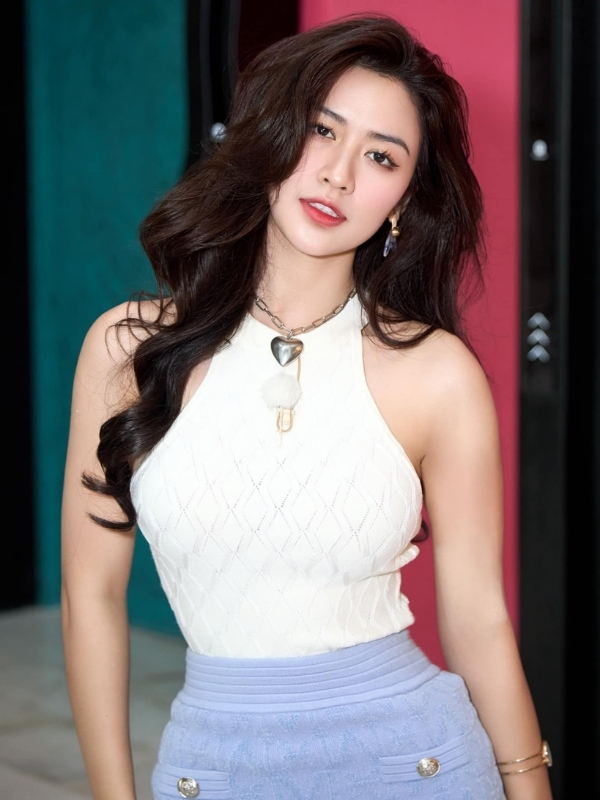 Ảnh quyên qui bikini giữa phố đông