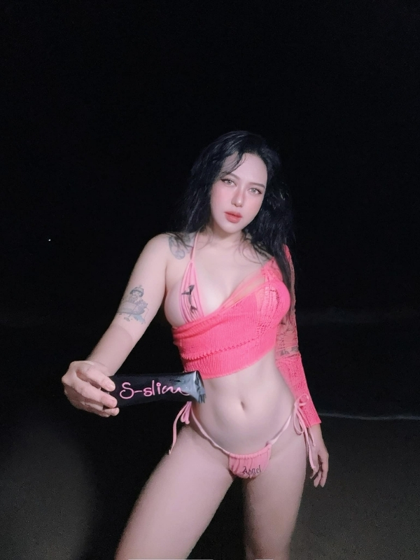 Bikini đen quyến rũ nổi bật bên hồ.