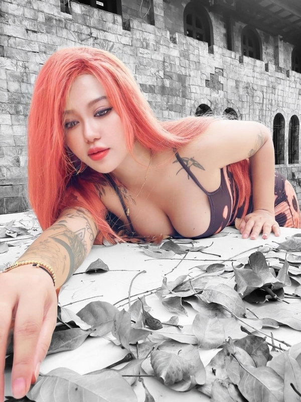 Tự tin tạo dáng giữa khung cảnh biển.