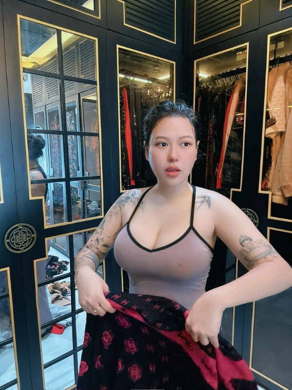 Dáng chuẩn cùng bikini xanh khoe thần thái.