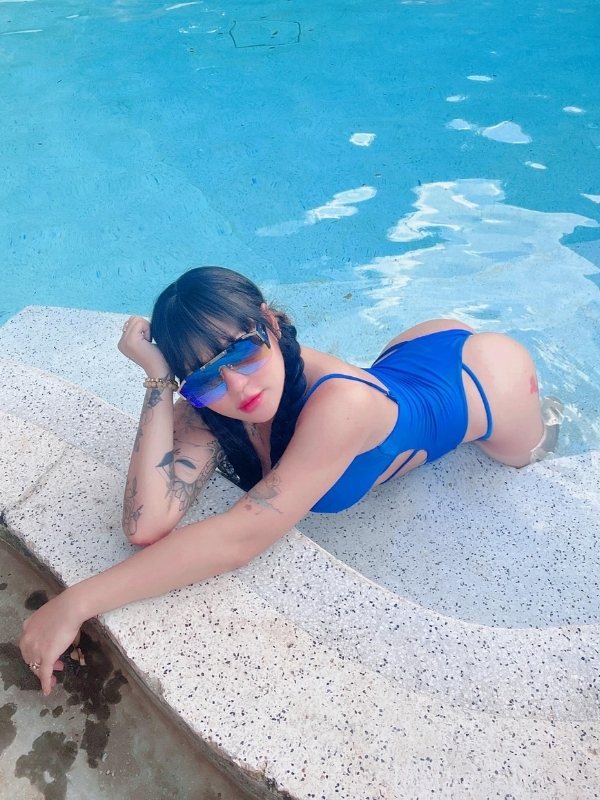 Bikini xanh khoe trọn vẻ đẹp sexy.