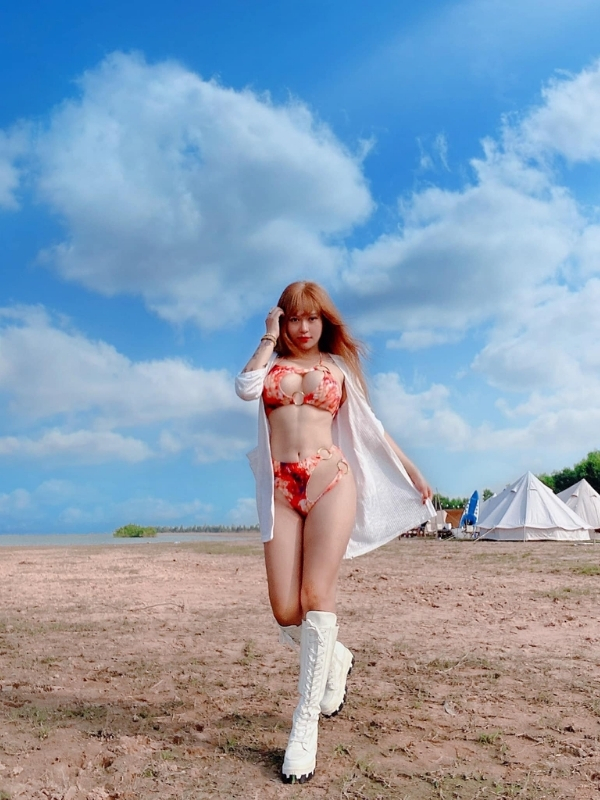 Ánh nhìn tự tin trên bãi cát biển xanh.