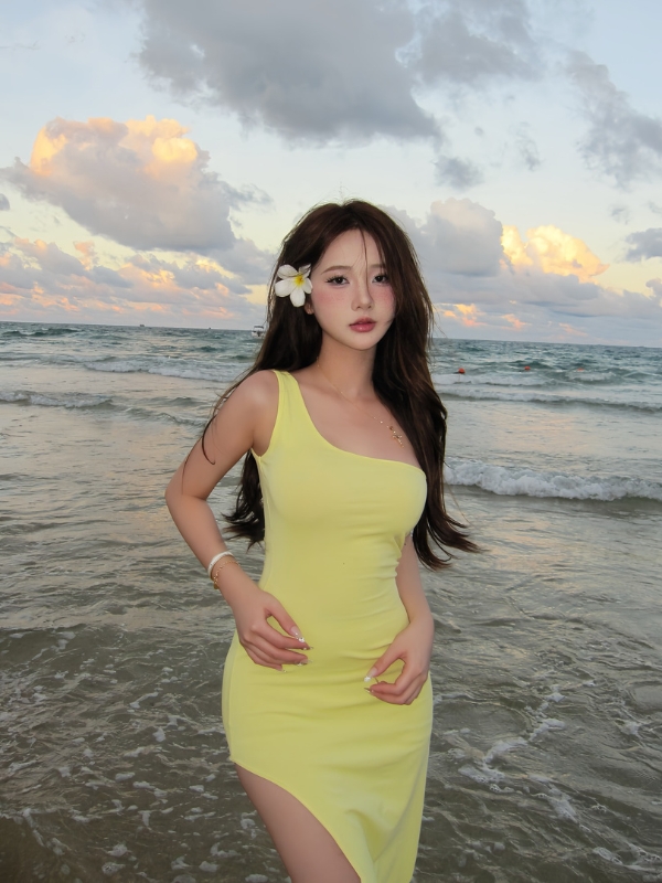 Vẻ đẹp quyến rũ trên bãi biển vàng