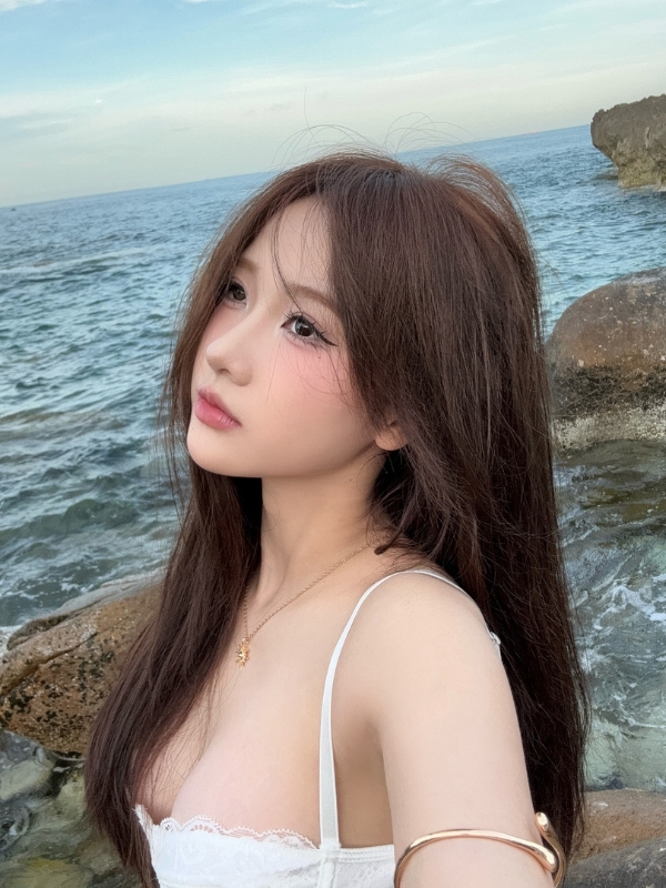 Dáng mơ màng bên làn sóng biển