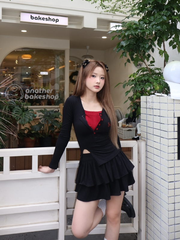 Váy đen nổi bật giữa khung cảnh phố