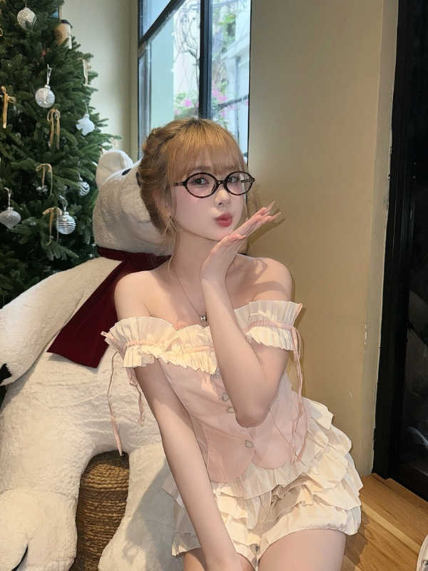 Váy đen sang chảnh cuốn hút mọi ánh nhìn