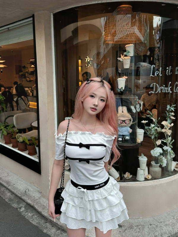 Váy trắng đen nổi bật trên phố đông