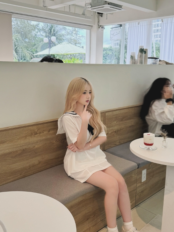 Vẻ đẹp thanh lịch trong quán cà phê