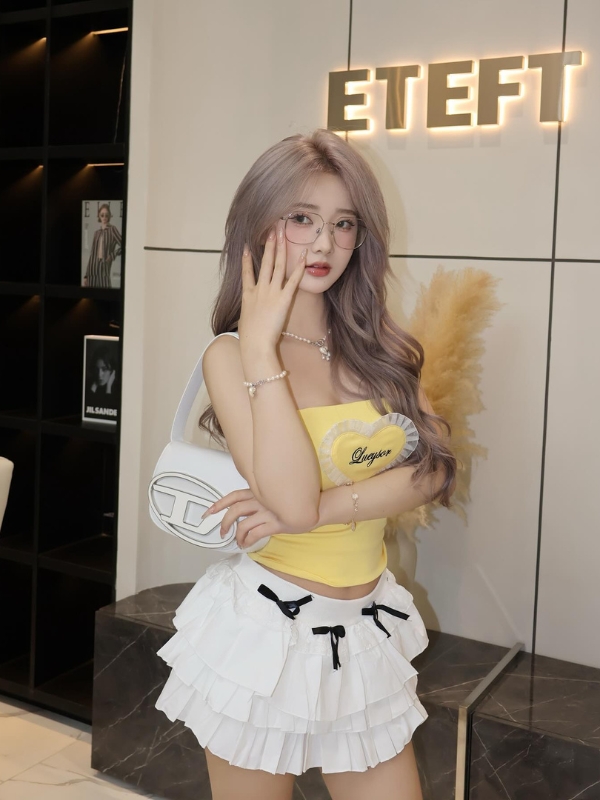 Dáng xinh gợi cảm trong set đồ vàng