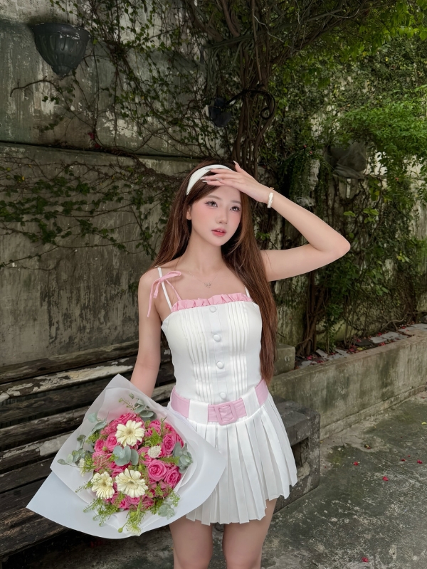 Nàng thơ rạng rỡ bên đóa hoa tươi