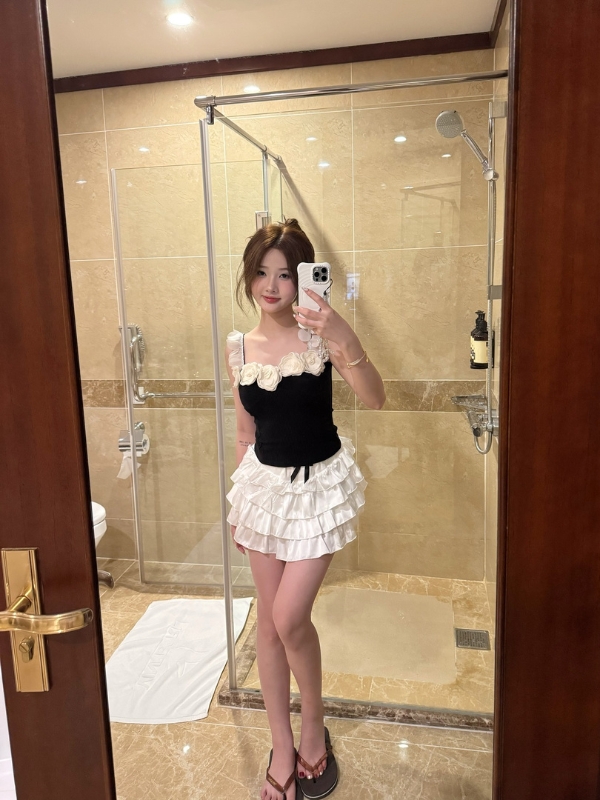 Gương mặt cuốn hút trong chiếc váy đen