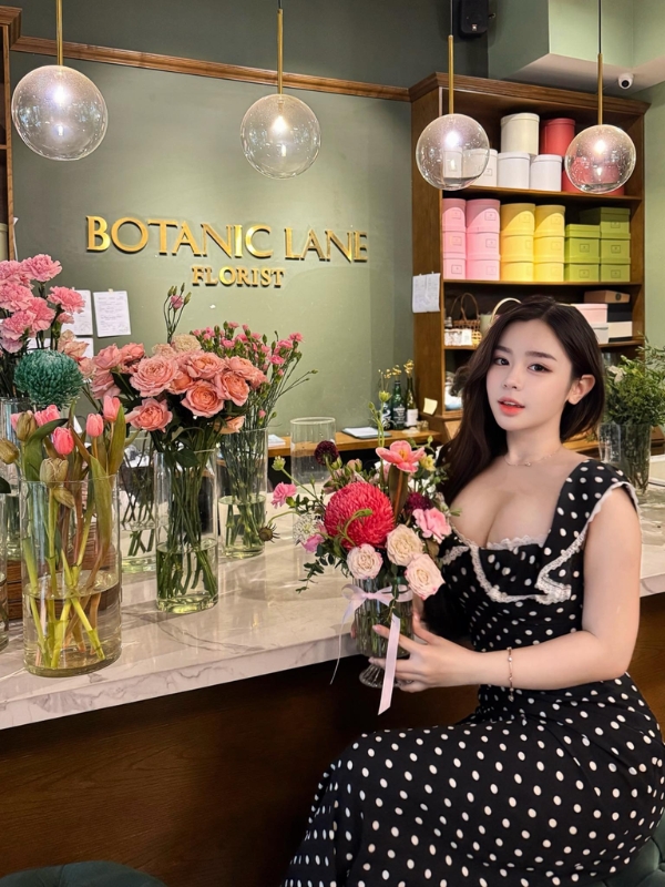 Nét duyên dáng trong quán cà phê hoa.