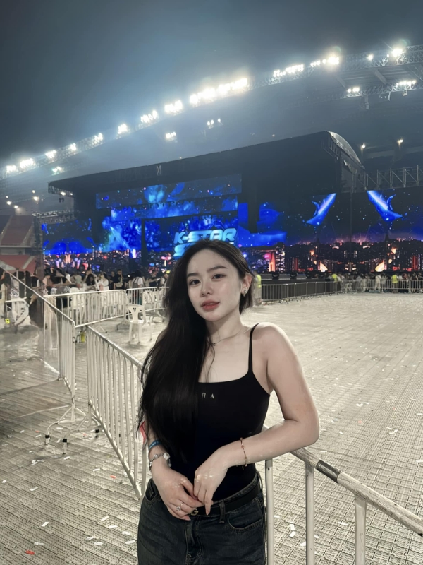 Vẻ đẹp tỏa sáng giữa sân vận động lớn.