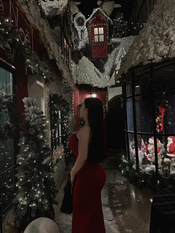 Vẻ đẹp nổi bật giữa khung cảnh lung linh.