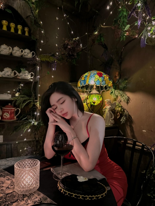 Khoảnh khắc dịu dàng đầy nữ tính.