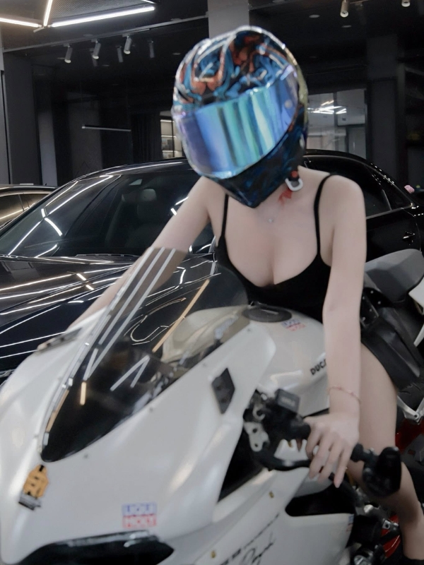 Thần thái cá tính, cuốn hút trên moto.