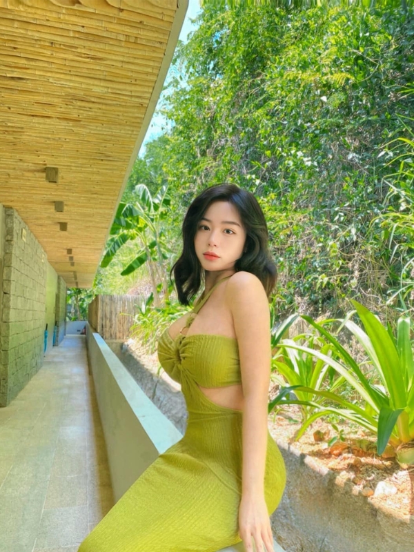 Vẻ đẹp nổi bật trong bộ váy vàng nổi.