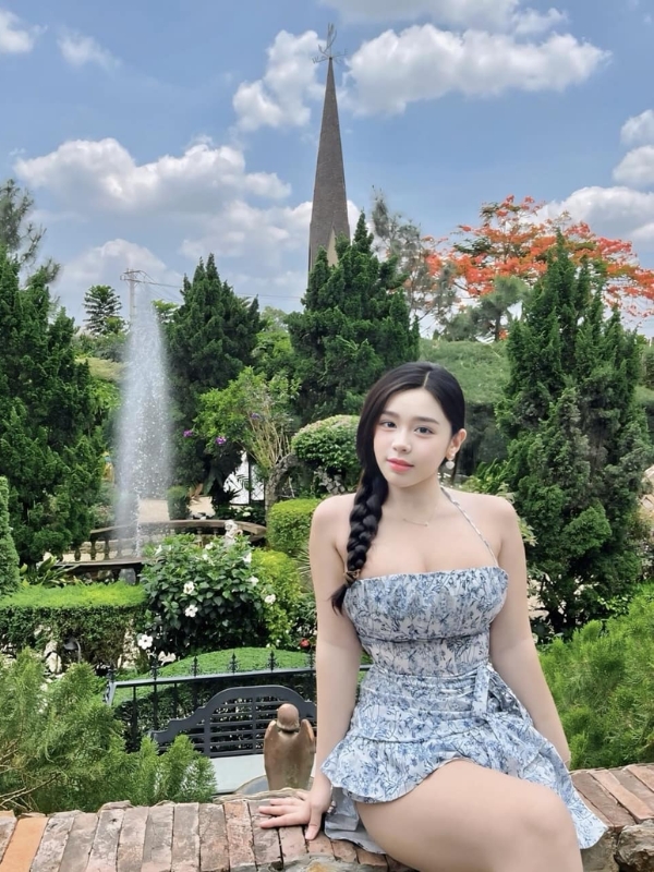 Vẻ đẹp nhẹ nhàng giữa khung cảnh xanh.