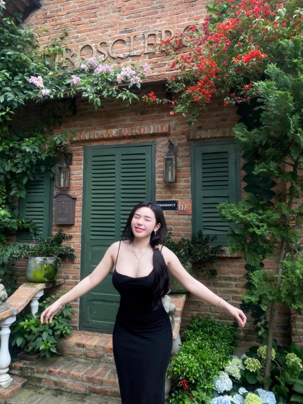 Thần thái gợi cảm giữa vườn hoa đỏ.