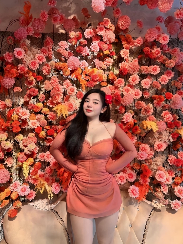 Ảnh Trần Minh Thiên Di khoe ngực khủng.