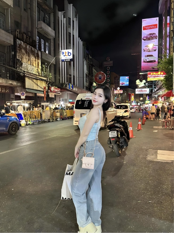 Năng động, cuốn hút giữa phố đêm sáng.