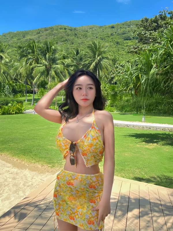 Vẻ đẹp trẻ trung trong bộ váy vàng.