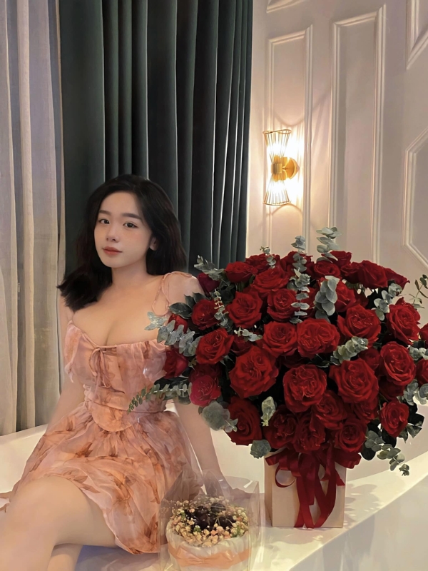 Ảnh Trần Minh Thiên Di khoe ngực khủng.