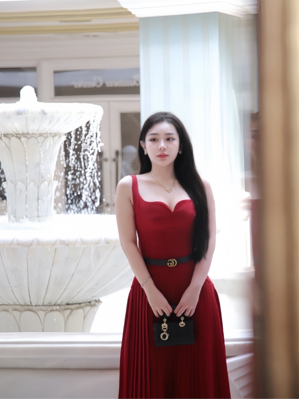 Dáng vẻ duyên dáng trong chiếc váy đỏ.