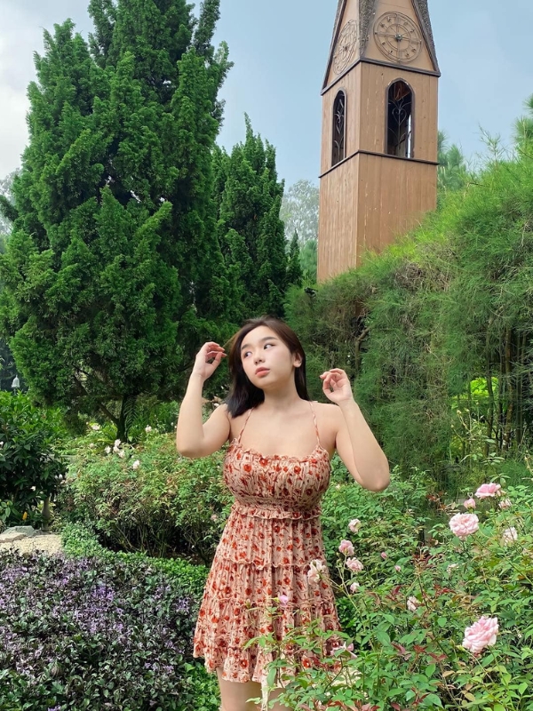 Vẻ đẹp duyên dáng trước tháp cổ kính.