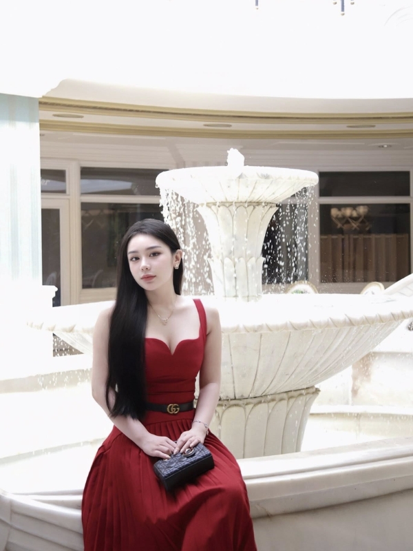 Phong cách sang trọng, thần thái tự tin.