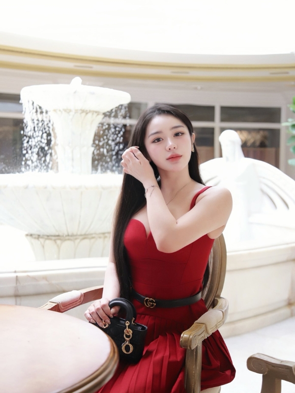 Vẻ đẹp gợi cảm, nổi bật trong nắng vàng.